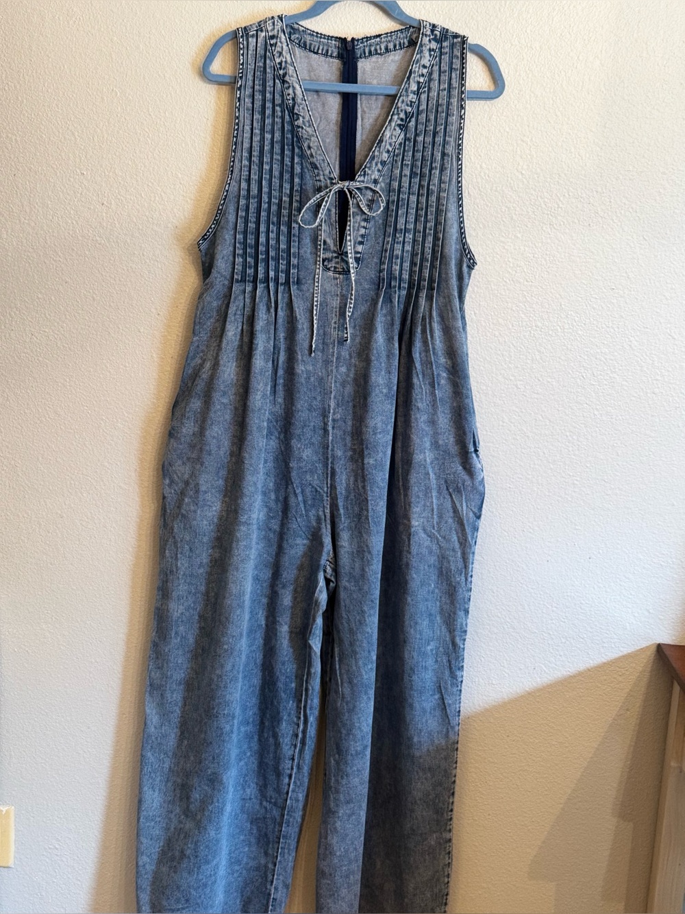 ACID WASH PINTUCK TIE V NECK DENIM WIDE LEG JUMPSUIT. Size Large New